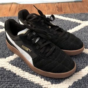 Black and white puma sneakers
